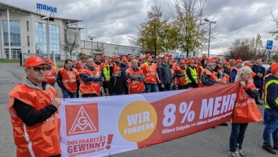 Metaller fordern acht Prozent mehr Lohn - Warnstreik am Dienstag vor den Werkstoren von Mahle am Gewerbering in Heinsdorfergrund. 
