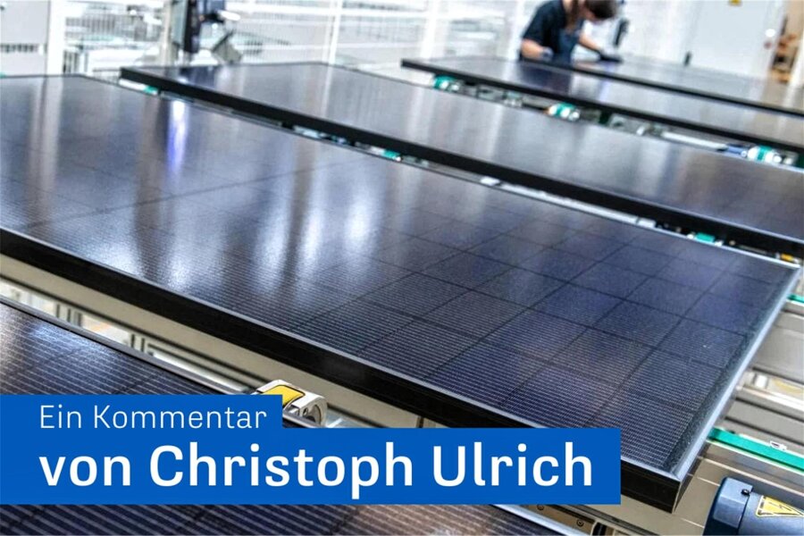 Meyer Burger in Freiberg vor dem Aus: Wer rettet die deutsche Solarindustrie? - Eine Mitarbeiterin begutachtet in der Endkontrolle ein Solarmodul.