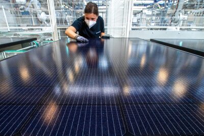 Meyer Burger: Klagedrohung aus der Schweiz - Endkontrolle der Module: Solarhersteller Meyer Burger sieht sich im Fokus einer Kampagne.