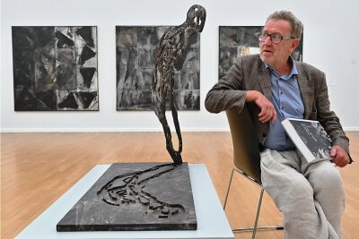 Michael Morgners Werk gegen den Schmerz - Michael Morgner an der Skulptur "Angst" (1996). Im Jahr seines 80. Geburtstags blickt die Ausstellung zurück auf eine ereignisreiche Künstlerkarriere und ein umfangreiches Werk. 
