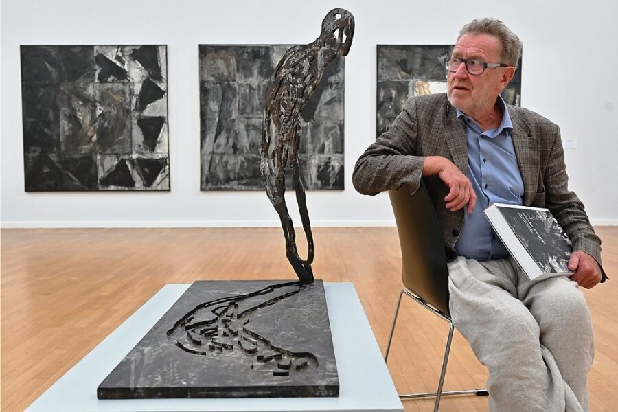 Michael Morgner an der Skulptur "Angst" (1996). Im Jahr seines 80. Geburtstags blickt die Ausstellung zurück auf eine ereignisreiche Künstlerkarriere und ein umfangreiches Werk. 
