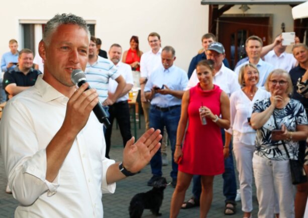 Michaelis gewinnt nach Herzschlag-Finale - Um 20.06 Uhr fiel die Entscheidung. Wenige Minuten später bedankte sich Carsten Michaelis erleichtert bei seinen Unterstützern, die er zur Feier auf ein Firmengelände in Langenbernsdorf eingeladen hatte. 
