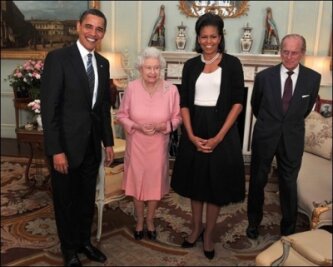 Michelle Obama verstößt gegen Etikette und umarmt die Queen -  Michelle Obama hat bei ihrem Besuch im Buckingham Palace die Queen umarmt und damit gegen die Etikette verstoßen. Die Monarchin machte sich aber offenbar nichts aus der protokollarischen Panne. 