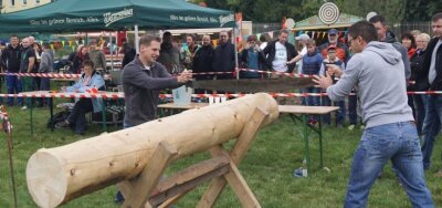 Micheln sucht die besten Holzhacker - Die Holzhacker-Challenge zur Kirmes in Micheln ist immer eine Herausforderung für die Teams und Spaß für die Besucher. 