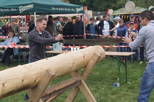 Micheln sucht die besten Holzhacker - Die Holzhacker-Challenge zur Kirmes in Micheln ist immer eine Herausforderung für die Teams und Spaß für die Besucher. 