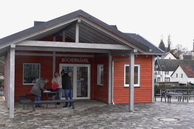 Michelner Bücherhäusl ist ein beliebter Anlaufpunkt - Das Bücherhäusl am Rande des Mehrzweckplatzes hinter "Rad's Keller" in Mülsen St. Micheln wird nicht nur von Mülsener Bürgern gern genutztn. 