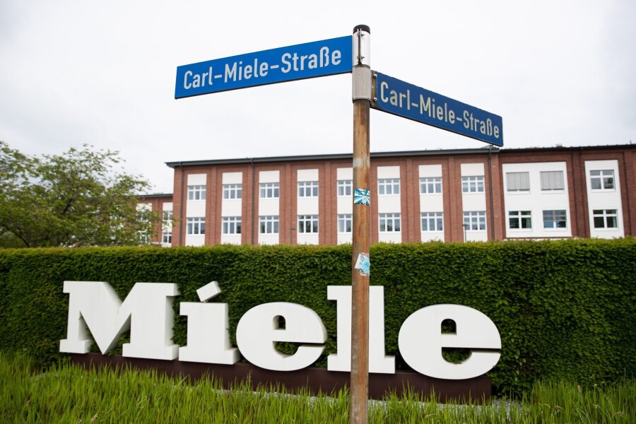 Miele baut in Deutschland 1300 Arbeitsplätze ab - Firmengelände der Miele & Cie. KG in Gütersloh. Wegen einer Nachfrageschwäche baut die Firma in Deutschland circa 1300 Arbeitsplätze ab.