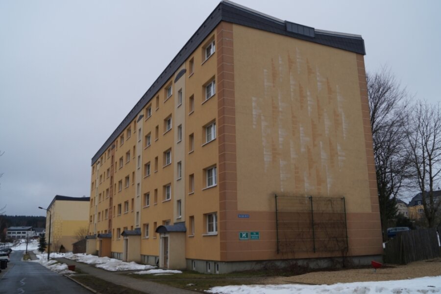 Der Wohnblock Am Sohr 60 bis 63 gehört zu den kommunalen Wohnungen, die Schöneck 2017 verkaufte. Die Widersprüche von Mietern zu den Betriebskostenabrechnungen will der in Düsseldorf sitzende Verwalter nun klären.