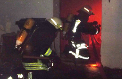Mieter bei Hausbrand in Olbernhau schwer verletzt - Die Feuerwehr brachte den Brand in dem Einfamilienhaus in Olbernhau unter Kontrolle.