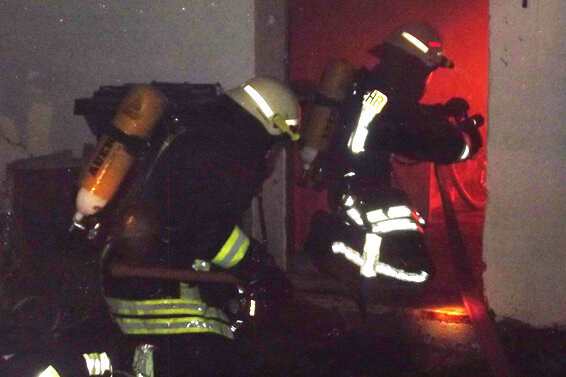 Mieter bei Hausbrand in Olbernhau schwer verletzt - Die Feuerwehr brachte den Brand in dem Einfamilienhaus in Olbernhau unter Kontrolle.