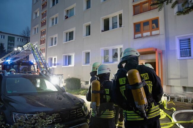 Wegen eines Brandes im Kellergeschoss in einem Wohnblock an der Maxim-Gorki-Straße in Freiberg rückte am Sonntagabend ein Großaufgebot an Rettungskräften auf den Wasserberg aus. 