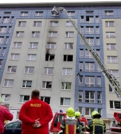 Mieter mit Drehleiter aus Wohnung gerettet - Drehleitereinsatz am Rosenhof. Ineiner Wohnung dieses Blocks hat es am Montagmorgen gegen 8.30 Uhr gebrannt. 