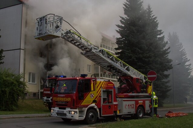 Mietshaus in Lichtenstein nach Brand nicht mehr bewohnbar - 30 Rettungskräfte waren am Montag in Lichtenstein im Einsatz, um einen Wohnungsbrand zu löschen.