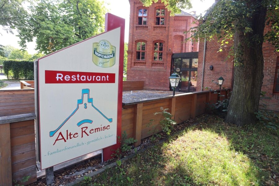 Mietvertrag beendet: Restaurant „Alte Remise“ in Zwickau endgültig geschlossen - Das Schild weist auf ein Restaurant hin, das es nicht mehr gibt: Die „Alte Remise“ bleibt dauerhaft geschlossen.