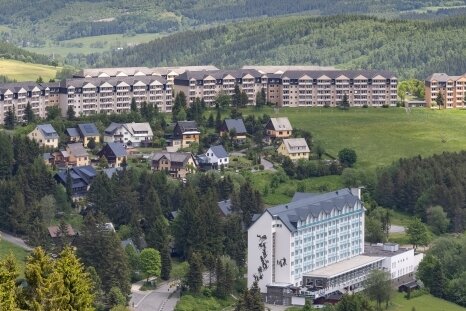 Mietwohnungen am Fichtelberg in neuem Schick - Blick auf den Sparingberg in Oberwiesenthal: Rechts hinten im Bild sind zwei der drei Punkthäuser zu sehen, die derzeit aufwändig modernisiert werden. 