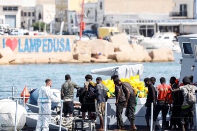 Migration: Viel Skepsis für Söders "Integrationsgrenze" - Gerettete Migranten stehen auf einem Boot der italienischen Finanzpolizei, bevor sie im Hafen der Insel Lampedusa von Bord gehen. 