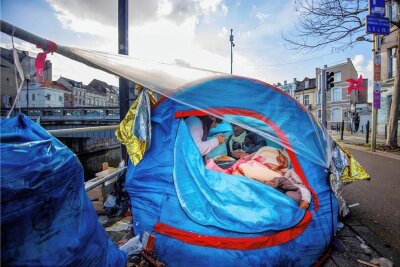 Migrationspolitik: Wer aus Sachsen abgeschoben werden darf und wer nicht - So wie hier in Brüssel schlafen Tausende Asylbewerber in Belgien und den Niederlanden wegen fehlender Plätze in Zelten oder provisorischen Notunterkünften. 