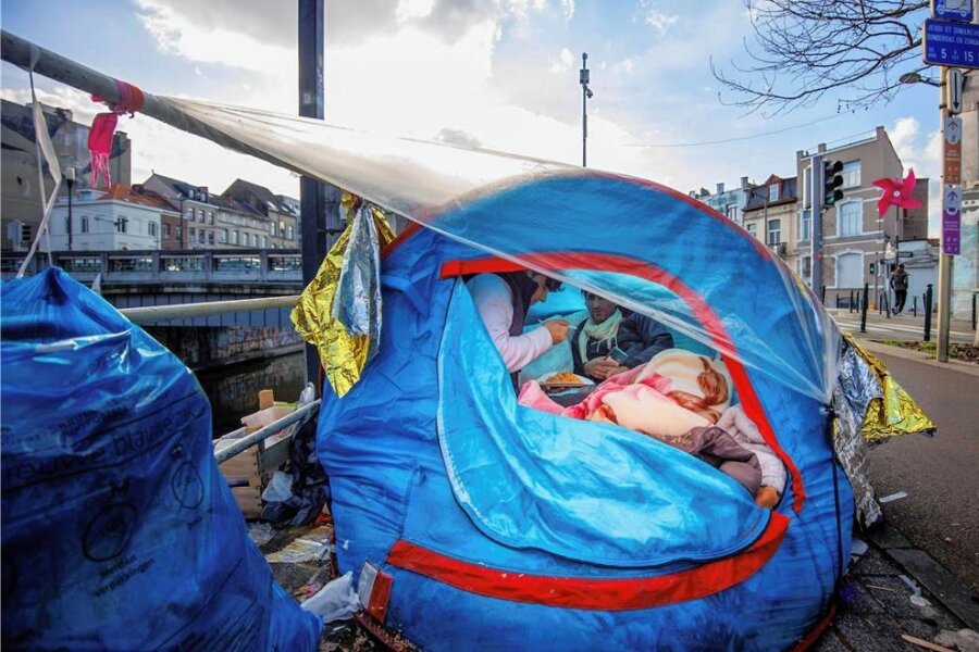 Migrationspolitik: Wer aus Sachsen abgeschoben werden darf und wer nicht - So wie hier in Brüssel schlafen Tausende Asylbewerber in Belgien und den Niederlanden wegen fehlender Plätze in Zelten oder provisorischen Notunterkünften. 