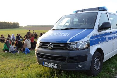 Migrationswelle in Deutschland und Sachsen: Wie geht es weiter? - Bundespolizisten haben nahe Oberseifersdorf in Ostsachsen eine Gruppe von Migranten aus Syrien und der Türkei aufgegriffen. Sie müssen für das Asylverfahren irgendwo untergebracht werden. 