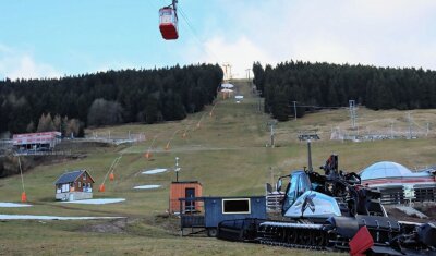 Milde Temperaturen lassen die Wintersportler bibbern - Der Pistenbully steht still: Auf dem Skihang unter der Seilbahn in Oberwiesenthal ist aufgrund des großen Mangels an Schnee derzeit an Wintersport nicht zu denken. Selbst die geschützten Loipen der Skiarena tauen weg. 