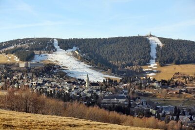 Milder Winter bringt einige Liftbetreiber in Existenznot - Typisch für diesen Winter: Nur durch Beschneiung war überhaupt Skibetrieb am Fichtelberg möglich, hier ein Bild vom 7. Januar. 