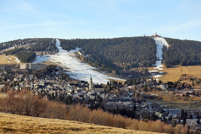 Milder Winter bringt einige Liftbetreiber in Existenznot - Typisch für diesen Winter: Nur durch Beschneiung war überhaupt Skibetrieb am Fichtelberg möglich, hier ein Bild vom 7. Januar. 