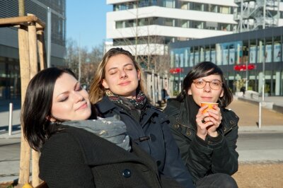Die Referendarinnen Elisa Windisch, Diana Irmisch und Kerstin Fischer genießen während einer Pause die Sonne in Chemnitz.   