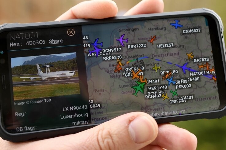 Militär-Flugmaschinen auf der Spur - Mit Apps wie dieser können Interessierte den Flugverkehr live am Handy verfolgen und so auch Militärmaschinen entdecken. 