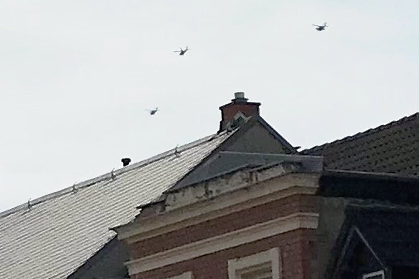 Militär-Hubschrauber fliegen in Formation über Chemnitz - Am Donnerstagnachmittag waren Hubschrauber in Formation auch über der Lutherstraße in Chemnitz zu sehen. 