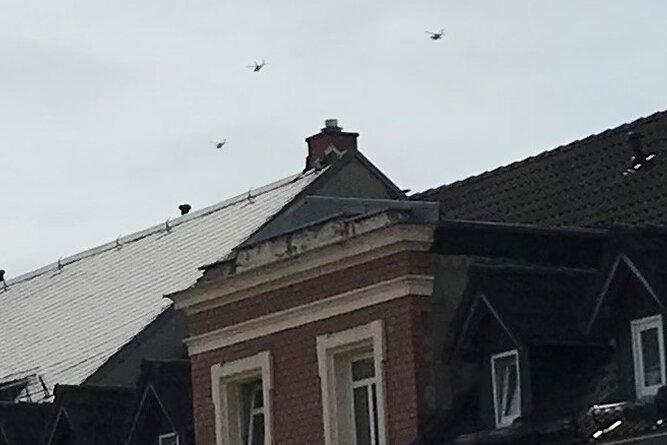Hubschrauber in Formation waren zuletzt auch über den Dächern der Lutherstraße zu sehen. 