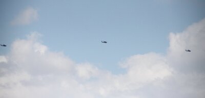 Militärhubschrauber überfliegen Chemnitzer Region - Diese Blackhawks flogen am Dienstag Richtung Osten.