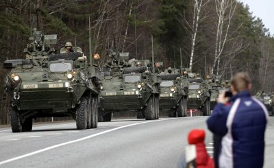 Militärische Muskelspiele mit Risiko - Rückfahrt vom Manöver im Baltikum: Truppen der US-Army fahren auf ihrem Weg zurück zum Standort im bayerischen Vilseck auch durch Lettland.