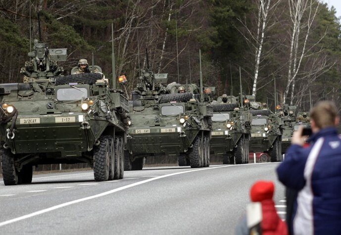 Militärische Muskelspiele mit Risiko - Rückfahrt vom Manöver im Baltikum: Truppen der US-Army fahren auf ihrem Weg zurück zum Standort im bayerischen Vilseck auch durch Lettland.