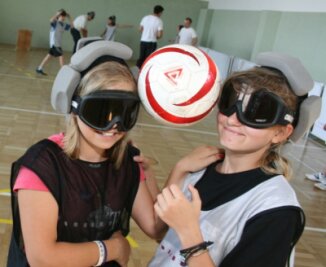 Milkau: Schüler kicken beim Blindenfußball im Dunkeln - Gemeinsam sind sie stark: Josy und Sarah sind beim Blindenfußball aufeinander angewiesen. Eine gute Schule für das Leben.