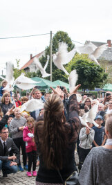 Milkauer feiern Dorffest und zwei Jubiläen - Tauben des Mittweidaer Züchters Markus Weigl stiegen am Samstag als Glücksbringer in den Himmel über der Schule. 