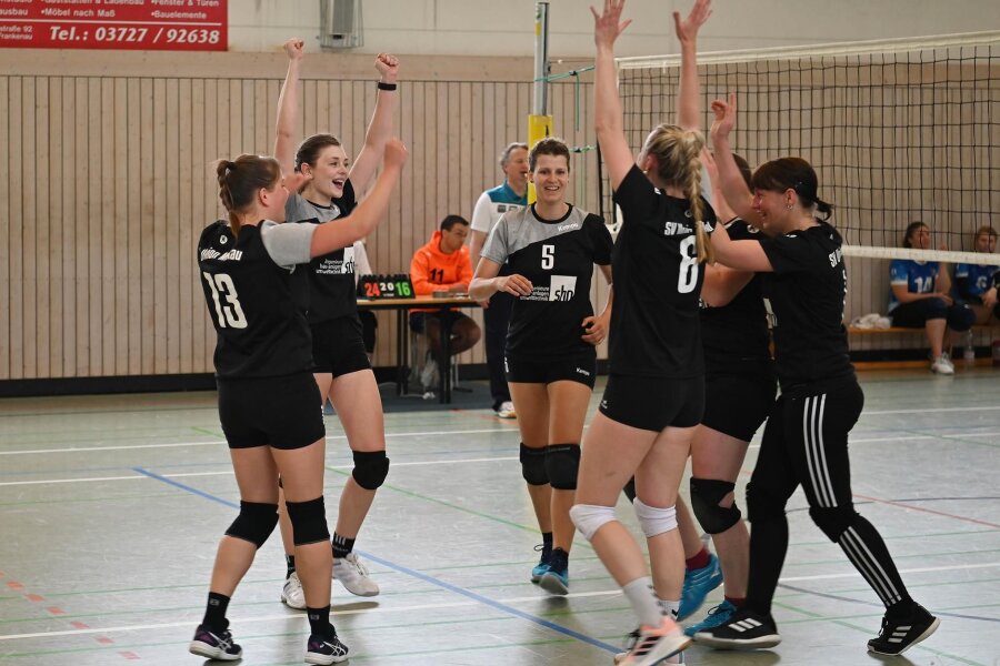 Milkauer Volleyballerinnen jubeln: Aus dem Abstiegsstrudel aufs Podest. - Grund zur Freude: Die Milkauerinnen beenden die Bezirksliga-Saison nach 20 Spieltagen auf dem 3. Platz.