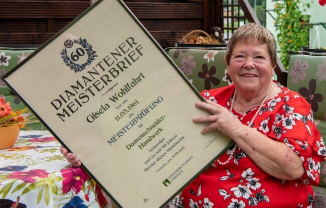 Die Milkauerin Gisela Wohlfahrt hat von der Handwerkskammer Chemnitz den "Diamantenen Meisterbrief" bekommen. Seit 1961 ist die heute 81-Jährige Meisterin des Damenschneiderhandwerks. 