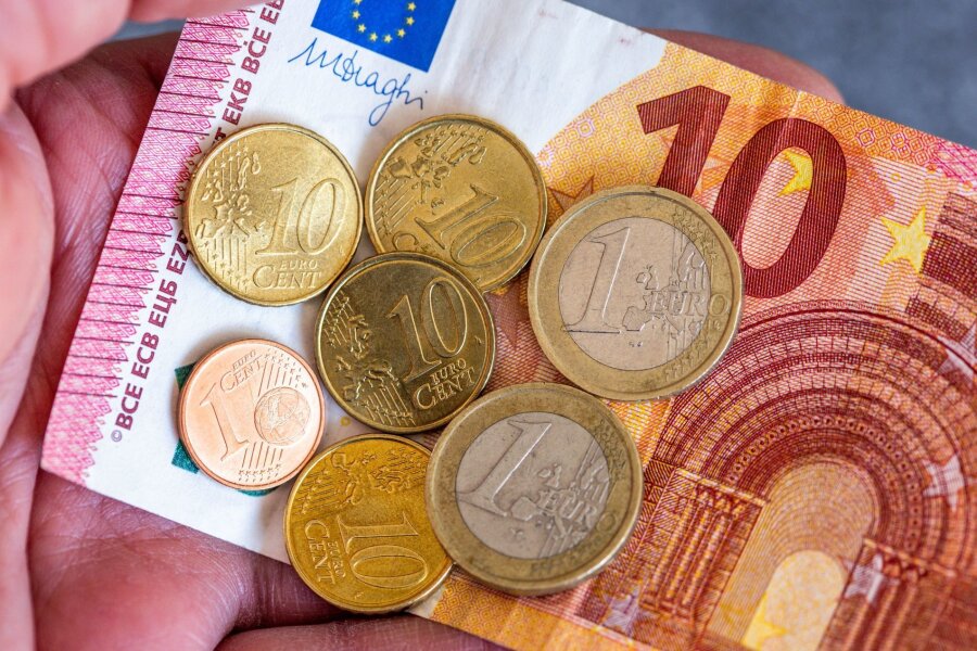 Millionen Beschäftigte mit Niedriglöhnen - Linken-Chef Schirdewan fordert, den Mindestlohn von derzeit 12,41 Euro auf 15 Euro zu erhöhen.