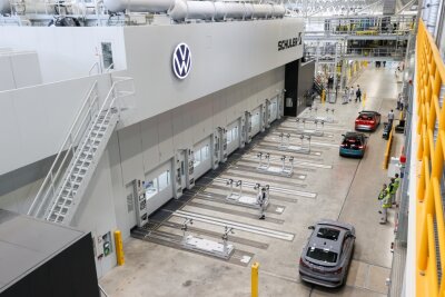 Millionen-Investition im VW-Werk Zwickau: Neue Jobs und weniger Lkw-Fahrten - Zwölf Meter hoch, 92 Meter lang und 180 Tonnen schwer - Volkswagen hat am Mittwoch in seinem Werk in Zwickau-Mosel eine neue XL-Presse in Betrieb genommen. 