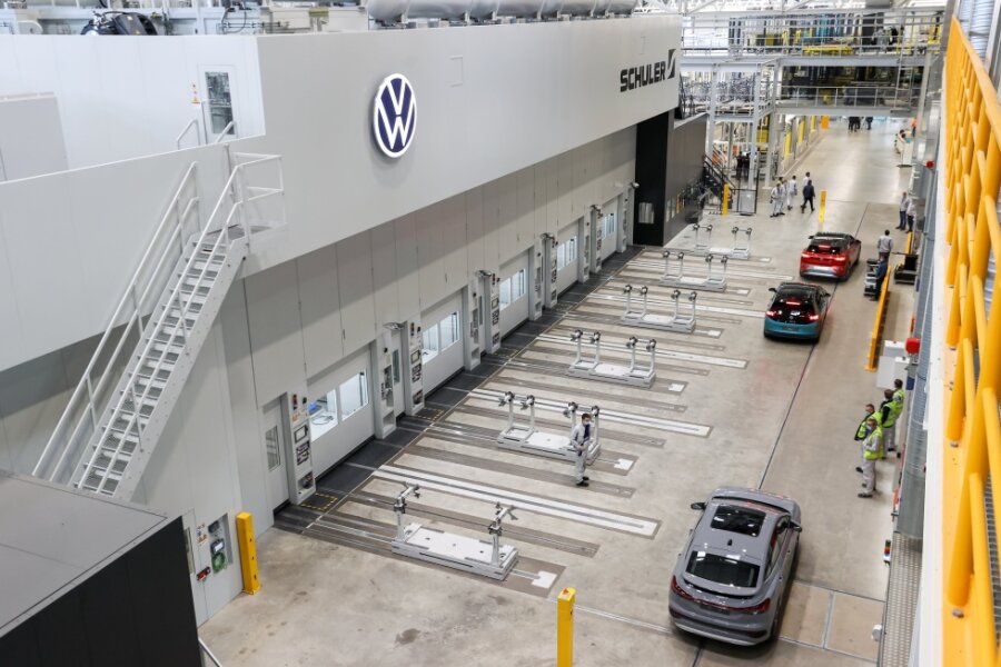 Millionen-Investition im VW-Werk Zwickau: Neue Jobs und weniger Lkw-Fahrten - Zwölf Meter hoch, 92 Meter lang und 180 Tonnen schwer - Volkswagen hat am Mittwoch in seinem Werk in Zwickau-Mosel eine neue XL-Presse in Betrieb genommen. 