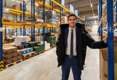 Millionen-Investition: Neues Norma-Kühlhaus in Rossau geht in Betrieb - Benjamin Schoberth, der die Logistik von Norma in Rossau leitet, zeigt stolz das neue Kühllager. 