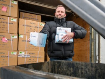 Millionen Masken wandern in den Müll - Der Container auf dem Firmengelände von Andreas Voigt ist prall gefüllt mit OP-Masken. Aufgrund des Verfallsdatums landen nun 1,6 Millionen Stück im Müll. 