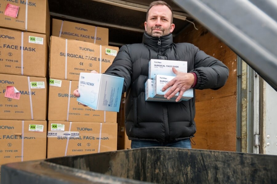 Millionen Masken wandern in den Müll - Der Container auf dem Firmengelände von Andreas Voigt ist prall gefüllt mit OP-Masken. Aufgrund des Verfallsdatums landen nun 1,6 Millionen Stück im Müll. 