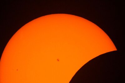 Millionen Menschen sehen totale Sonnenfinsternis - Sonnenflecken sind während der Anfangsphase der Sonnenfinsternis zu sehen.