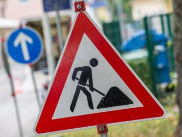 Millionenbeträge für den Straßenbau in Zwickaus Norden -            Ein Straßenschild weist auf eine Baustelle hin.