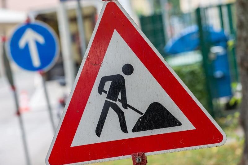 Millionenbeträge für den Straßenbau in Zwickaus Norden -            Ein Straßenschild weist auf eine Baustelle hin.
