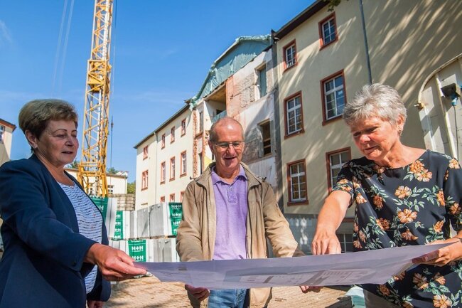 Kathrin Florkowski vom Landratsamt, Bauleiter Uwe Reißmann und Isa Rothe (r.) von der Volkshochschule bei einem Gespräch zu den Bauarbeiten.