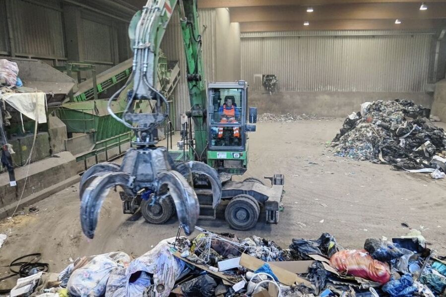 Millionenklage gegen Müllmanager - Eine Halle der Kreisentsorgungsgesellschaft in Oelsnitz: Die am dortigen Standort stillgelegte Müllbehandlungsanlage steht erneut im Fokus. Wer hat den kostspieligen Niedergang zu verantworten? 