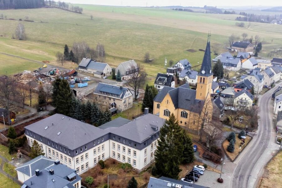 Millionenprojekt im Erzgebirge: Chemnitzer Firma lässt Schule zum Wohnhaus umbauen - Die frühere Mittelschule in Jahnsbach soll zu einem modernen Wohnhaus umgebaut werden. Das Gebäude gehört der Chemnitzer Gesellschaft für Wohnungsbau. 