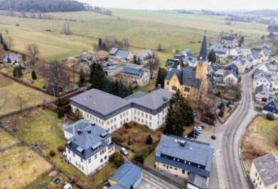 Millionenprojekt in Jahnsbach: Aus Schule wird Wohnhaus - Die frühere Mittelschule in Jahnsbach soll zu einem modernen Wohnhaus umgebaut werden. Das Gebäude gehört der Chemnitzer Gesellschaft für Wohnungsbau. 